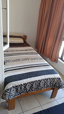 Comfortable, beach front 2.5 bedroom, 2 bathroom (shower & tub) unit, situated in Manaba. Open plan lounge, dining room & kitchen. DSTV connections (bring own decoder / card / cables), PVR's not compatible. Sea views from lounge & main bedroom. Private braai area & single lock up garage.